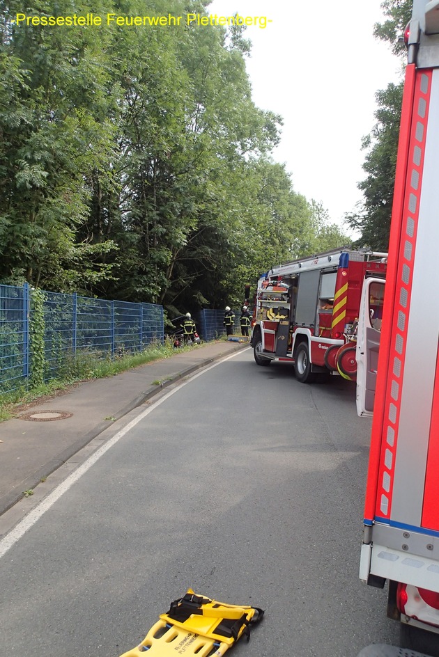 FW-PL: Schwerer Verkehrsunfall im Plettenberger Ortsteil Kückelheim. Fahrerin wurde schwer verletzt