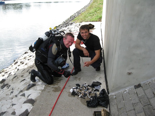 POL-NI: Weser als Depot für gestohlenen Schmuck genutzt -Bilder im Download-