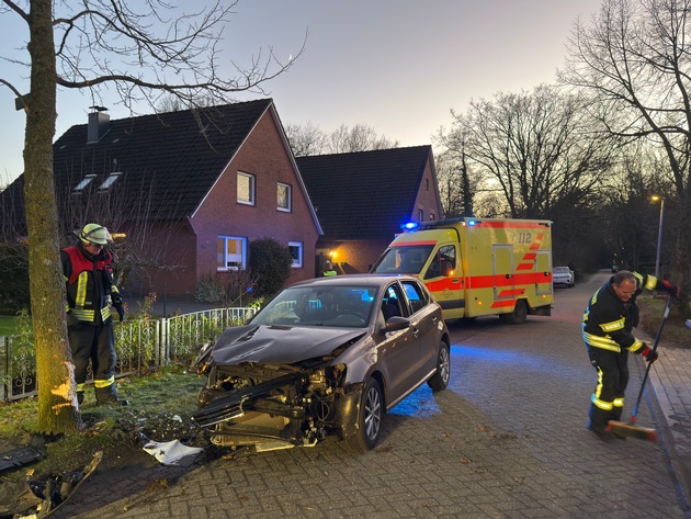FW-AUR: In Wohngebiet mit Baum kollidiert