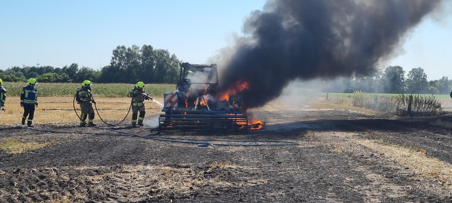 FW-OLL: Flächenbrand nach Traktorbrand