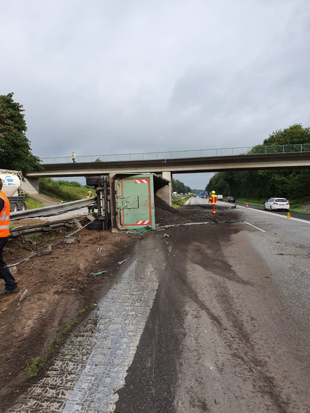 FW-RD: Montag, 19.08.2019, ca. 08:15Uhr: Verkehrsunfall auf A7: LKW verunglückt und prallt gegen Mittelleitplanke