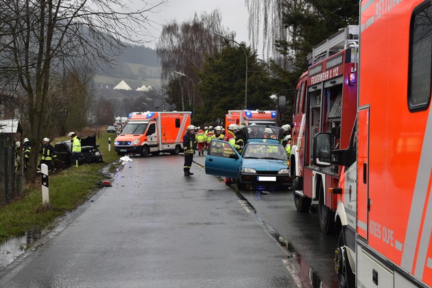 FW-OE: Schwerer Verkehrsunfall in Maumke, 6-jähriges Kind und 2 Erwachsene verletzt