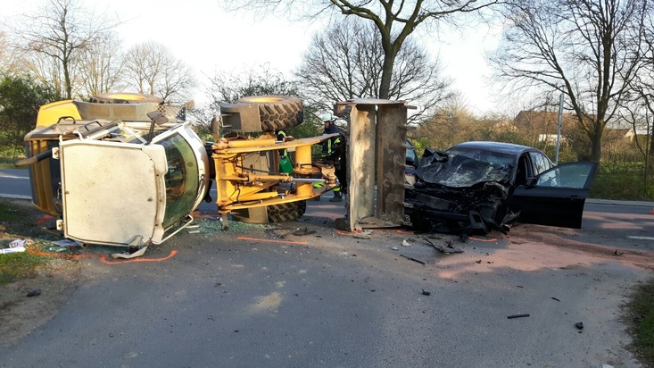 FW-KLE: Verkehrsunfall: BMW kollidiert mit Radlader