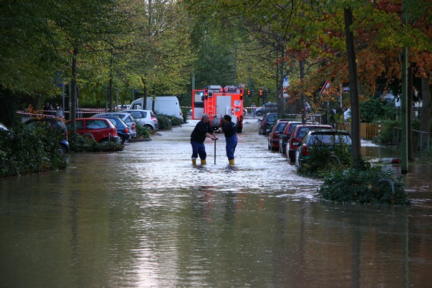 FW-E: Land Unter in Steele, Wasserrohrbruch sorgt für überflutete Straßen und voll gelaufene Keller