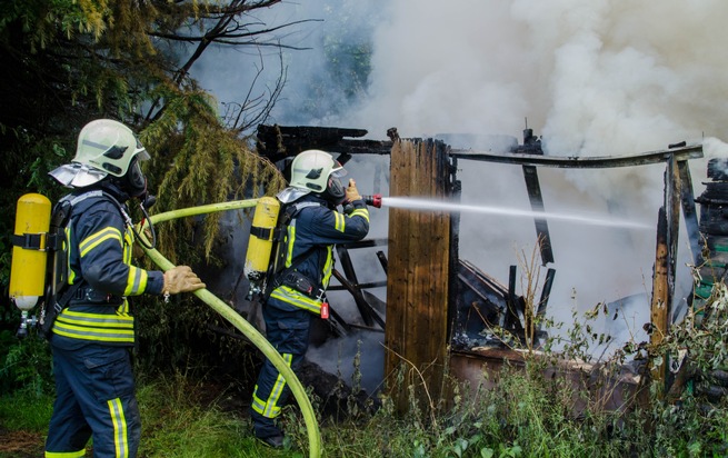 FW-GE: Eine brennende Gartenlaube sorgt für hohe Rauchsäule über Beckhausen