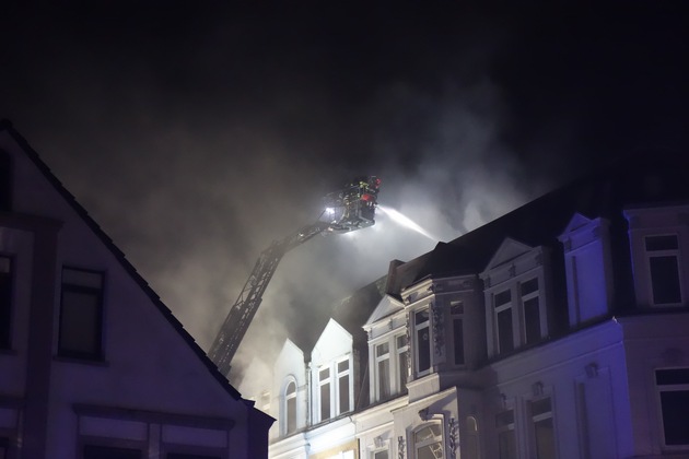 FW Bremerhaven: Feuer in einem Mehrfamilienhaus (FOTO)