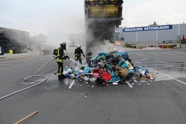 FW-DO: Brennender Müllwagen sorgt für starke Rauchentwicklung auf der Benninghofer Straße