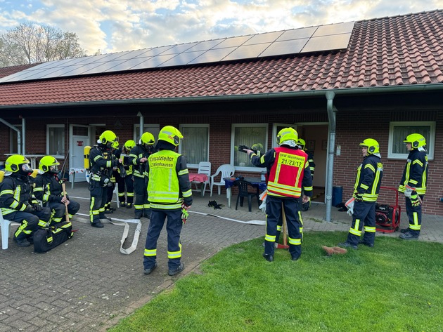 FW Flotwedel: Ortsfeuerwehren Wienhausen und Bockelskamp proben den Ernstfall im örtlichen Sportheim