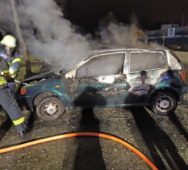POL-ME: Auto brannte vollständig aus - Ursache ist noch unklar - Erkrath - 1912125