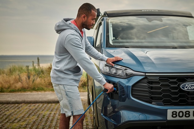 Ford Pro auf dem Caravan Salon: Ford Nugget mit Plug-in-Hybrid und weitere neue Modellvarianten feiern Weltpremiere