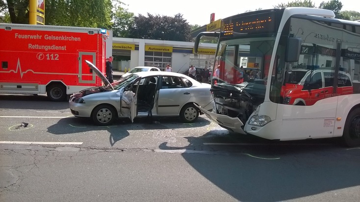 FW-GE: Zweiter Verkehrsunfall  innerhalb kurzer Zeit - Linienbus und PKW kollidieren  - Fahrerin erleidet schwere Verletzungen