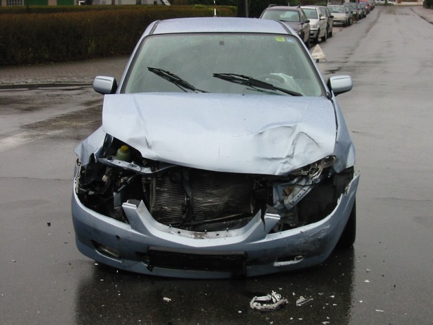 POL-HOL: Holzminden Lindenalle / Unter dem Kiekenstein: Fahrer betrunken - Vorfahrt missachtet - Fahrer leicht verletzt / 8.000, -- EUR Sachschaden -