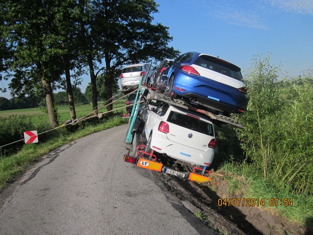 POL-CUX: Autotransporter kommt von schmaler Fahrbahn ab