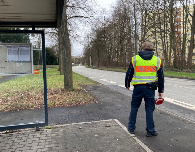 POL-KS: Verkehrskontrolle durch Revier Nord: Autofahrer beleidigt Polizisten; verbotenes Springmesser sichergestellt