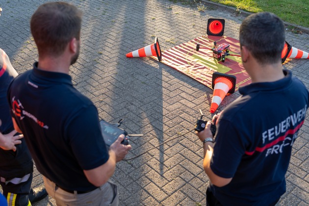 FW Flotwedel: Übergabe der neuen Drohne an die Ortsfeuerwehr Bröckel