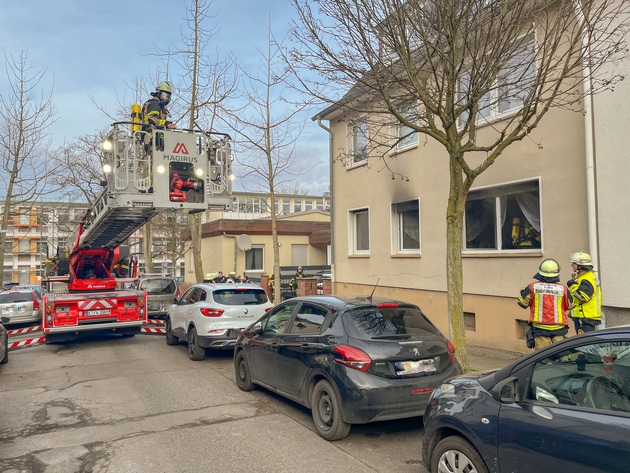 FW-E: Zimmerbrand durch Akku in Essen-Borbeck - eine Person verletzt