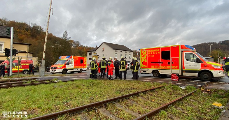 FW Hagen: Verkehrsunfall, Pkw stürzt in Volme, Person noch im Fahrzeug