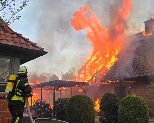 FW Celle: Gebäudebrand in Bostel - 1. Lageneldung
