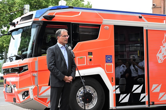 FW Stuttgart: &Uuml;bergabe zweier Hybrid-Hilfeleistungsl&ouml;schfahrzeuge an die Feuerwehr Stuttgart