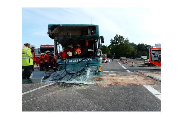 POL-WL: Rade - Busfahrer stirbt bei Verkehrsunfall