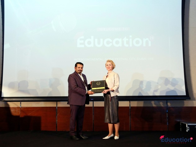Calmfidence® Gründerin Nell Pütter erhält Auszeichnung für Leadership auf der Education 2.0 Conference in Dubai und wurde für ihren außergewöhnlichen Beitrag in der Bildungsbranche ausgezeichnet.