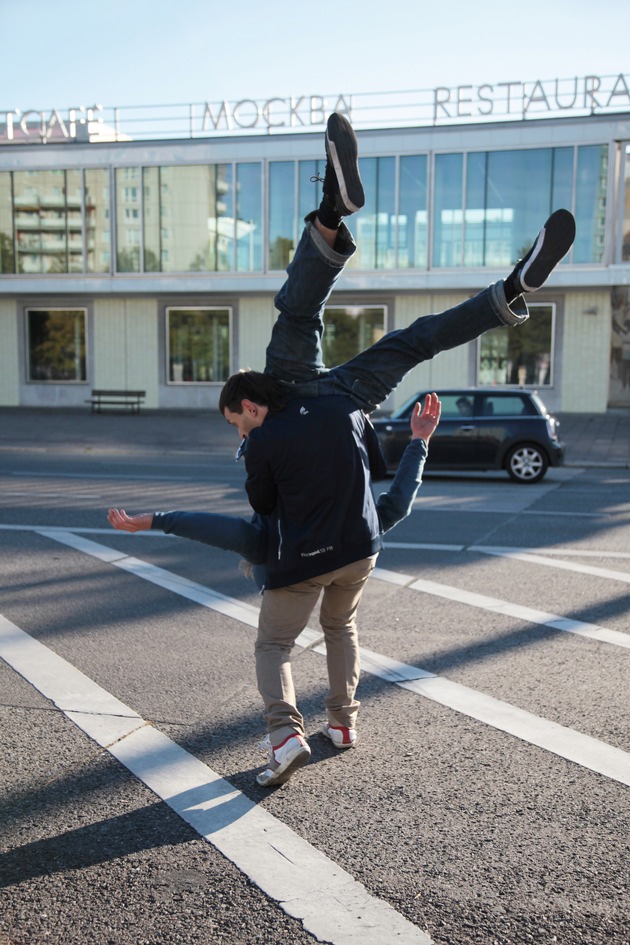 Die Welt tanzt an vom 12. April bis 5. Mai 2012 mit 94 Vorstellungen in 33 Schweizer Städten.  Migros-Kulturprozent Tanzfestival Steps