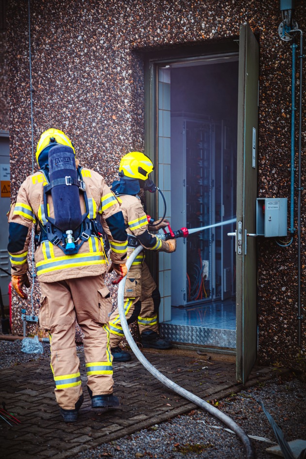 FW Gronau: Brand einer Batterieanlage, schwierige Löscharbeiten