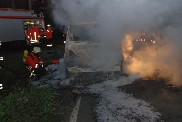 POL-NI: Gestohlener Transporter in Brand gesetzt -Bilder im Download-