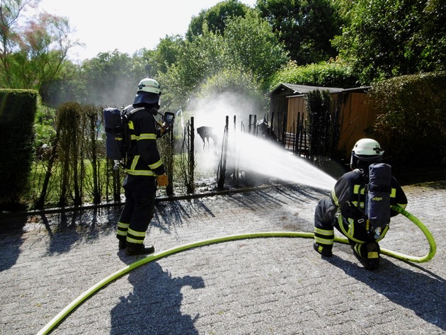 FW-EN: Hecke und Motorroller brennen im Gewerbegebiet Gahlenfeld