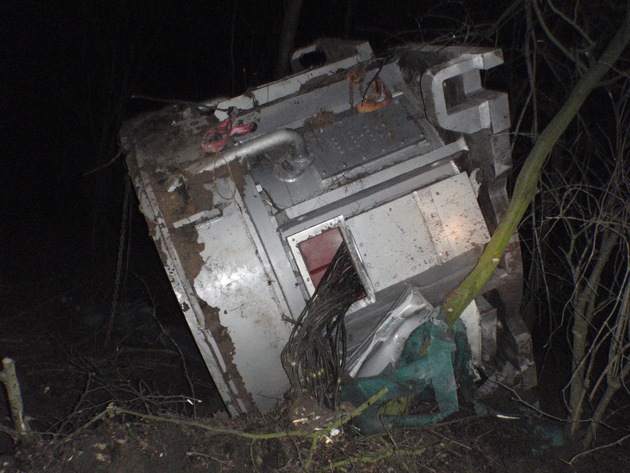 POL-D: Mönchengladbach - A 52: Schwertransporter verliert seine Ladung - 75-Tonnen-Getriebe fällt vom Auflieger - Fotos im Anhang