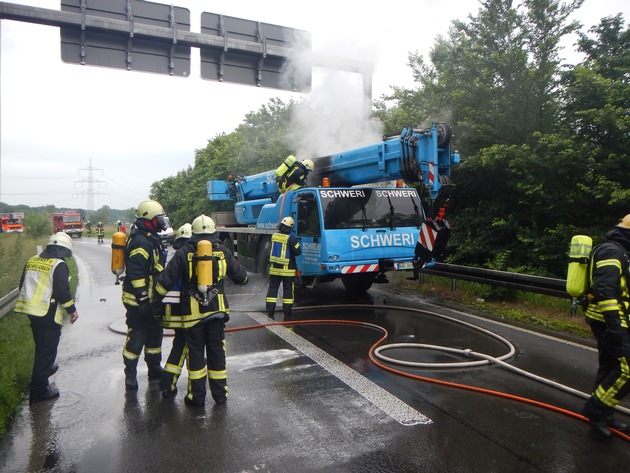 FW-MG: Brand eines 40 Tonnen Autokrans