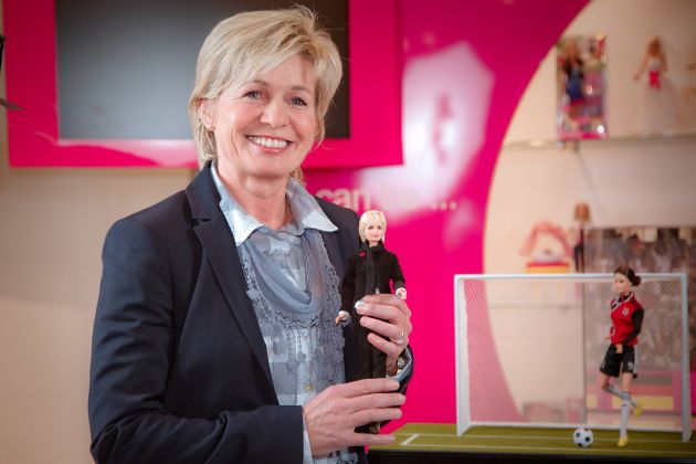 Barbie® stimmt mit Silvia Neid und Birgit Prinz auf die Frauenfußball Weltmeisterschaft 2011 ein (mit Bild)