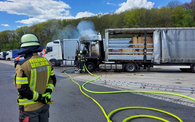 FW-EN: Feuerwehr Gevelsberg löscht brennende Sattelzugmaschine auf der A1