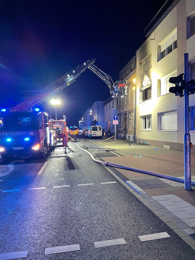 FW Bergheim: Wohnungsbrand in Bergheim - Drei Personen verletzt