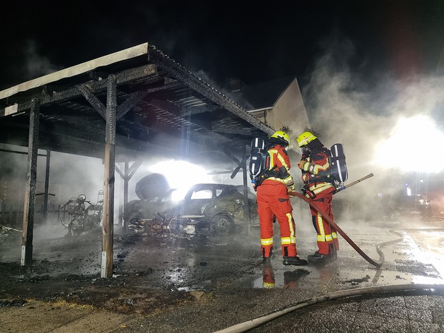 FW-SE: Feuer zerstört mehrere Fahrzeuge mit zwei Folgeeinsätzen