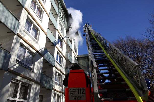 FW-E: Feuer in Wohnhaus mit 36 Mieteinheiten, Wohnung im vierten Obergeschoss ausgebrannt
