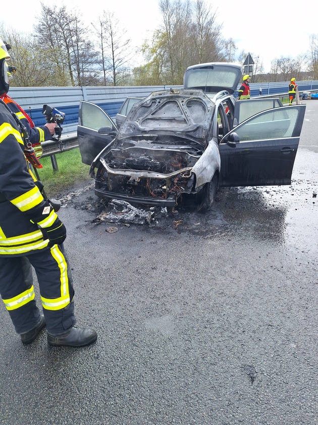 FW-ROW: Brennt Auto auf Autobahnabfahrt