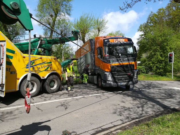 POL-KS: Vellmar/Ahnatal (Landkreis Kassel):
Folgemeldung zur Bergung des 18-Tonnen-LKW 
Bergungsarbeiten abgeschlossen; Vollsperrung der K 31 aufgehoben