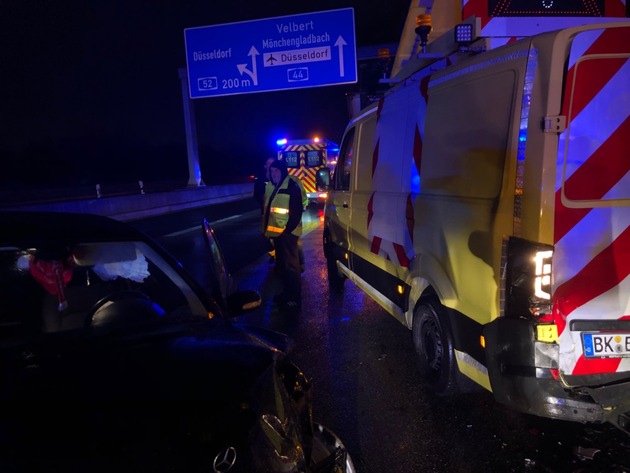 FW Ratingen: Verkehrsunfall mit Schwertransporter auf der Bundesautobahn 52