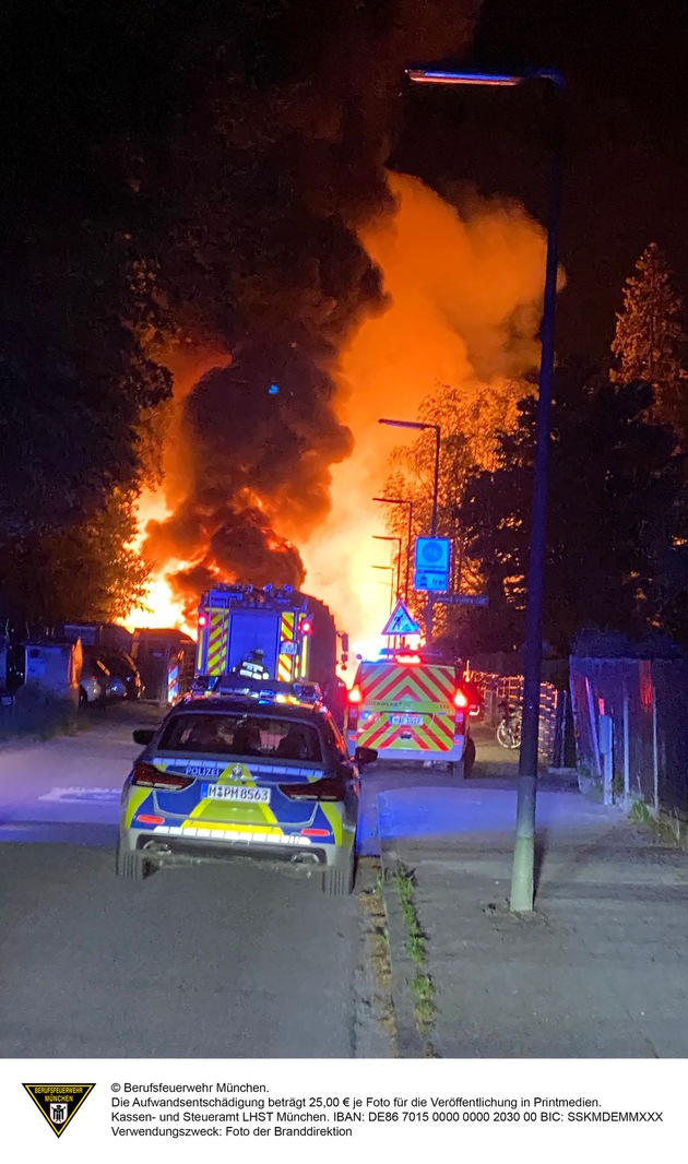 FW-M: Brand auf Baustelle gefährdet Wohnhäuser (Harlaching)