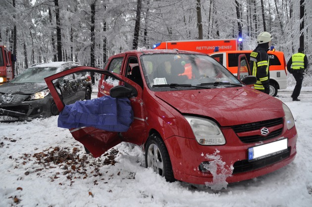 FW-KLE: Verkehrsunfall: 7 Verletzte, darunter 2 Säuglinge