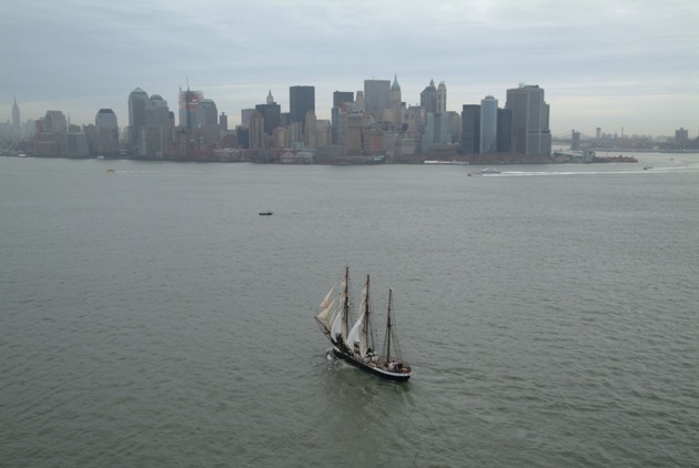 &quot;Windstärke 8&quot; - Auf den Spuren der Auswanderer des 19.Jahrhunderts / Eine spannende Zeitreise in die Vergangenheit endet kurz vor Weihnachten in New York