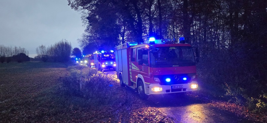 FW-WRN: TH_PERSON_KLEMMT - LKW, 2 Personen im Fahrzeug, im Graben