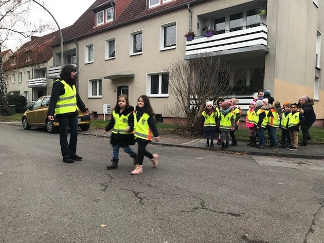POL-DO: Lünen, Elisabeth - Grundschule
Aktion &quot;Sehen und gesehen werden&quot; - Schule, Eltern und Polizei Dortmund für mehr Sicherheit von Schulanfängern
