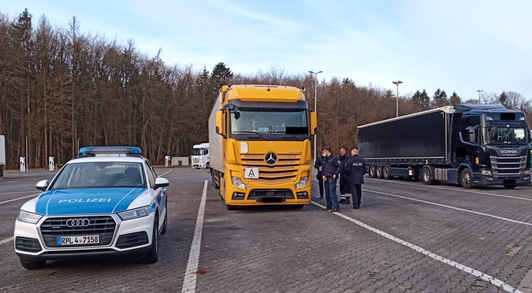POL-PPTR: Polizei kontrolliert Lastwagen auf der A1