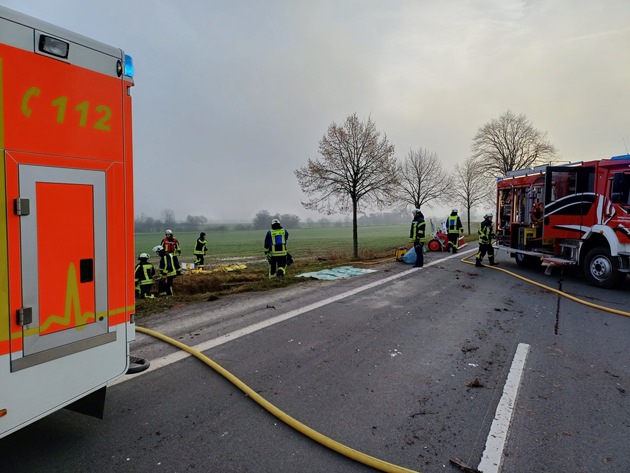 FW Horn-Bad Meinberg: Schwerer Verkehrsunfall am Freitag Vormittag - eine Person bei Alleinunfall im PKW eingeschlossen