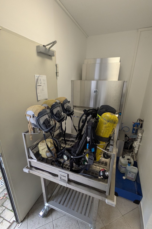 FW-AR: Neue Reinigungsmaschine verbessert Arbeitssicherheit in der Atemschutzwerkstatt