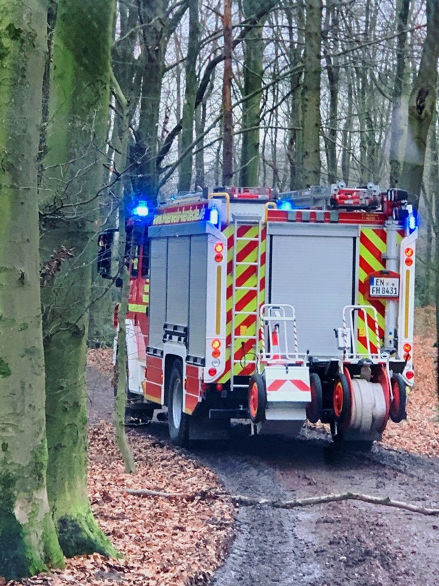 FW-EN: Feuerwehr rettet 44- jährige Patientin aus unwegsamen Waldgebiet am Poethen - Person in Notlage
