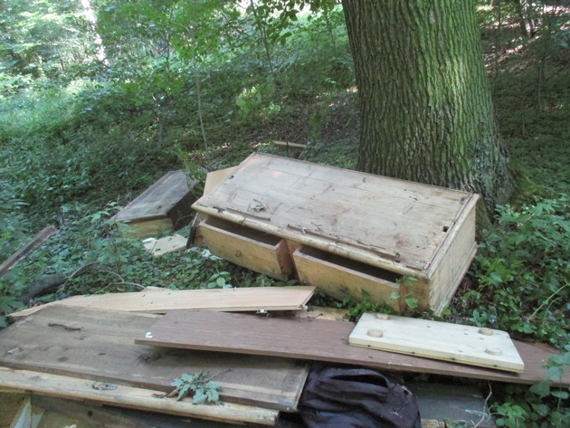 POL-NI: Stadthagen-Unerlaubt Müll im Wald entsorgt