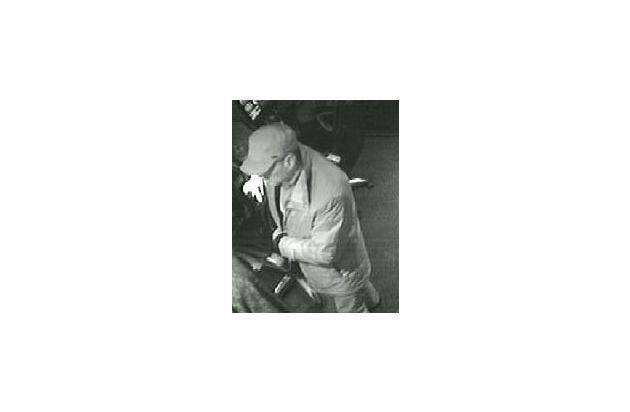 POL-D: Spielhallenüberfall in Friedrichstadt - Unbekannter bedrohte 73-jährige Angestellte mit Schusswaffe - Wer kennt den Täter? - Polizei sucht Zeugen und veröffentlicht Fotos aus der Überwachungskamera